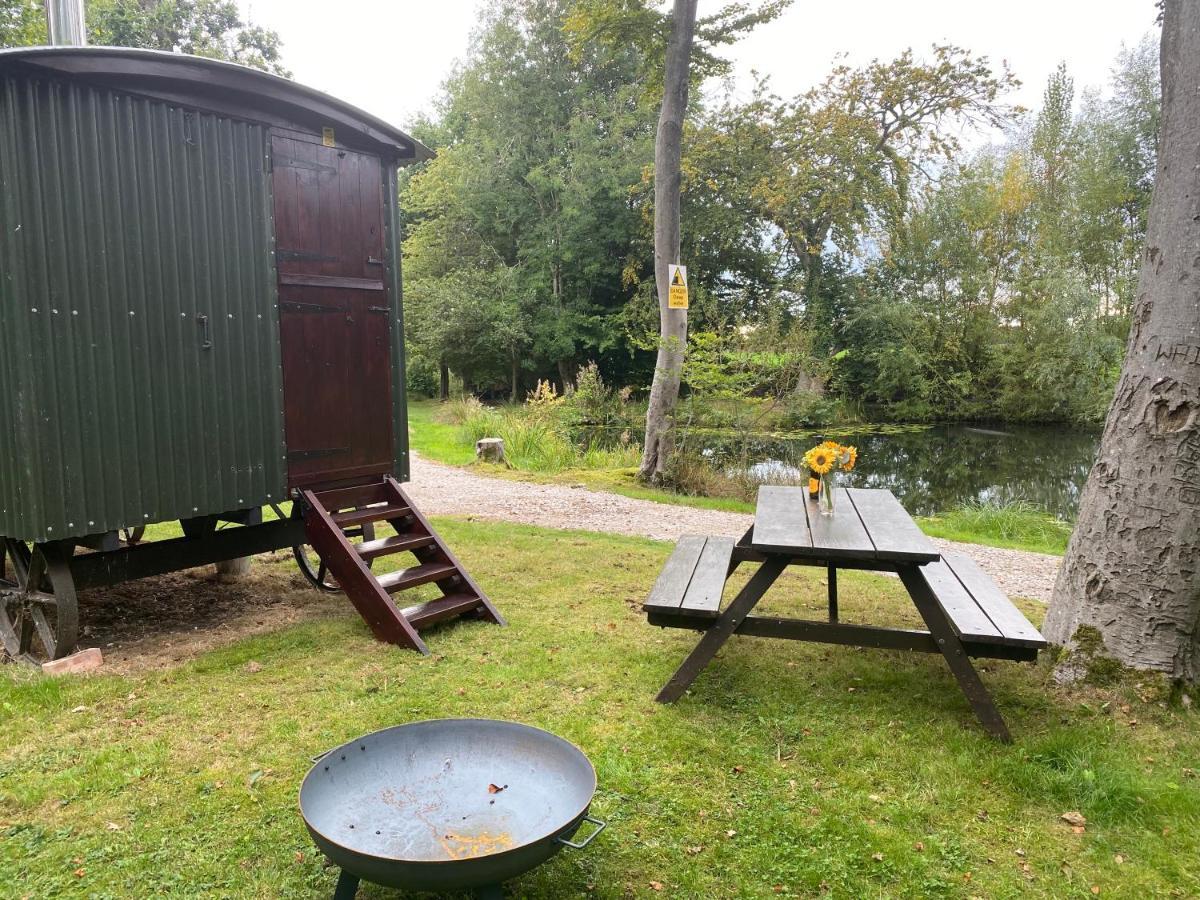 The Shepherd'S Hut - Wild Escapes Wrenbury Off Grid Glamping - Ages 12 And Over Baddiley Екстер'єр фото